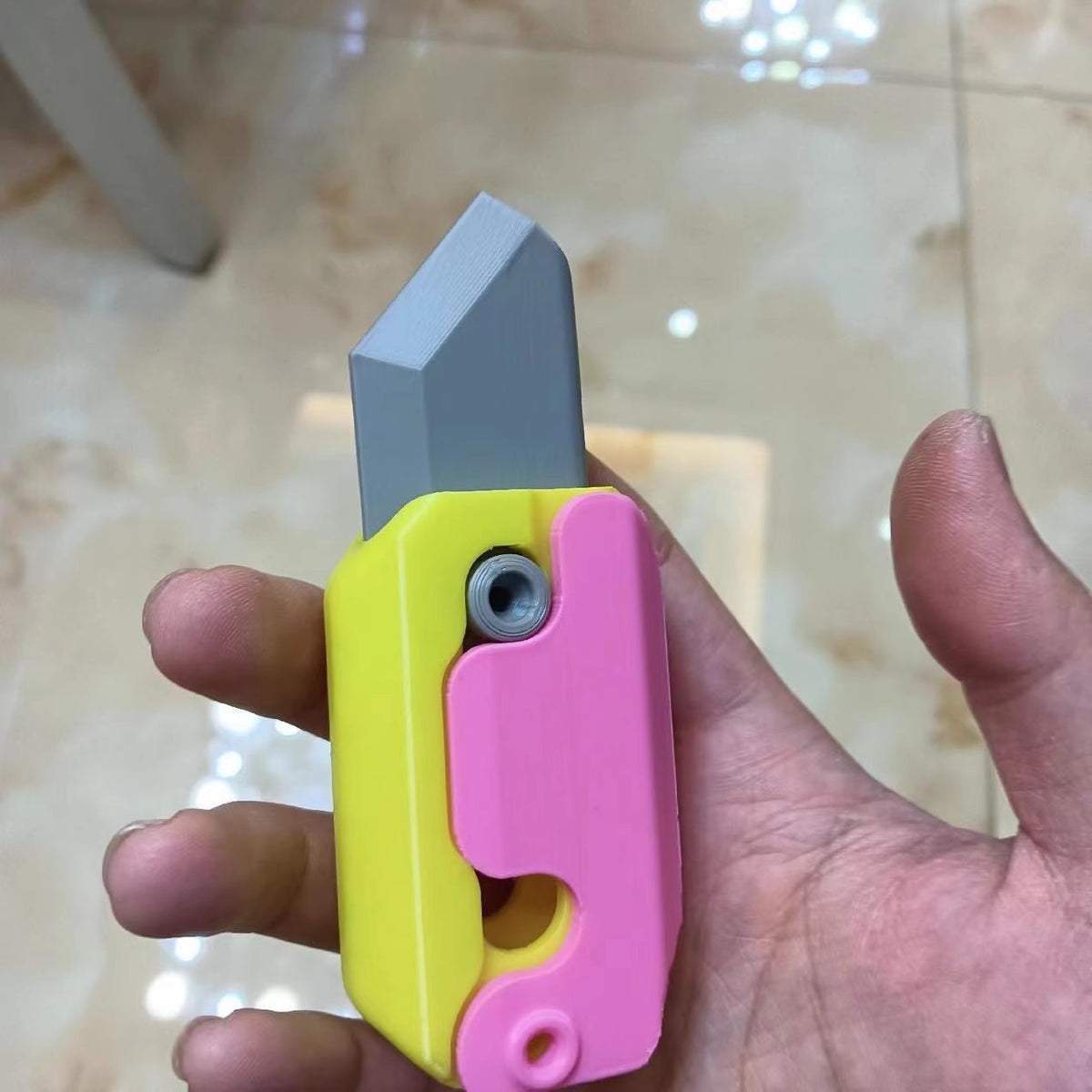 3D-Printed Carrot-Shaped Fidget Toy with Retractable Plastic Blade (photo 6)