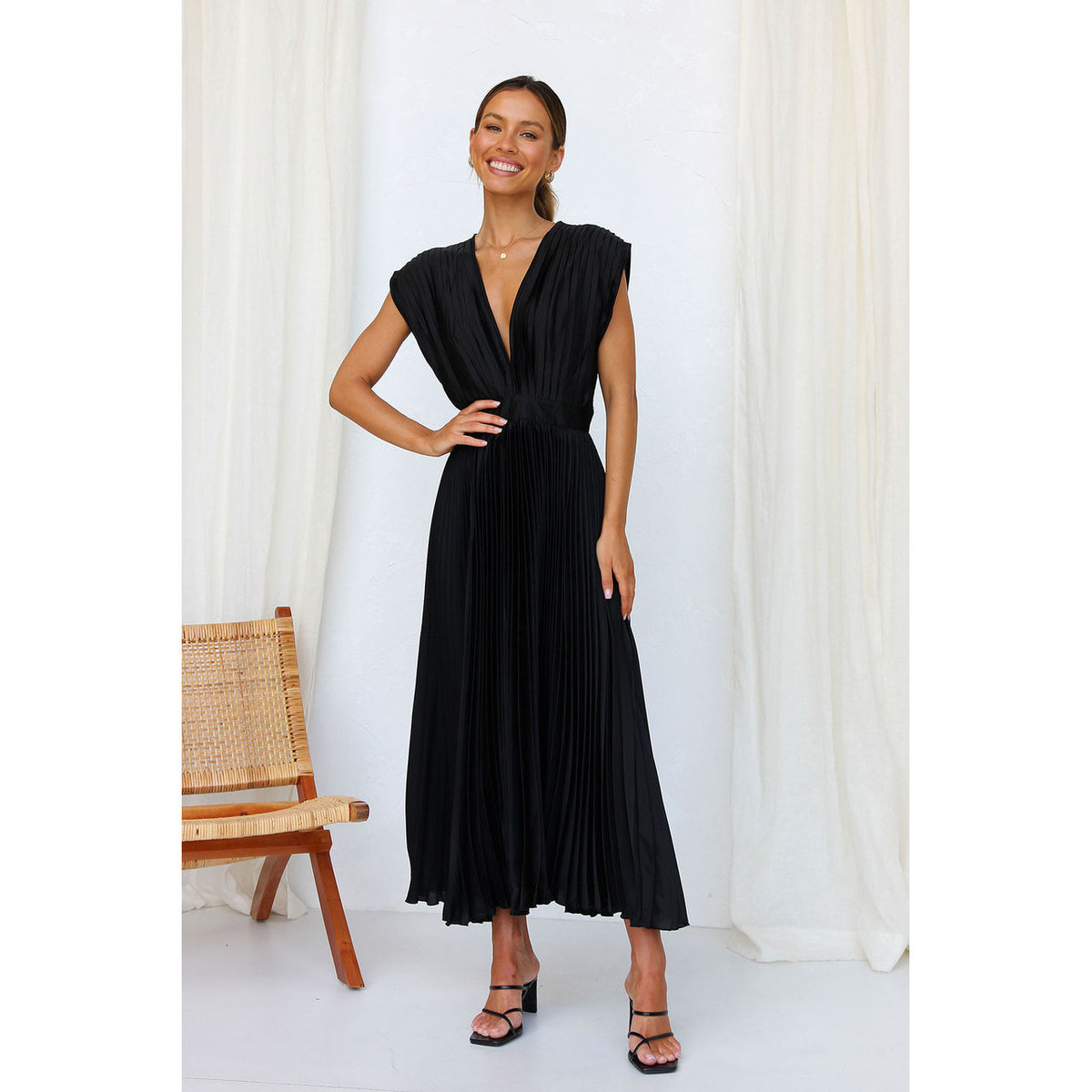 Women's V-Neck Pleated Sleeveless Dress with Zipper (photo 2)
